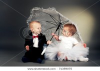 /album/galeria-de-fotos/stock-photo-little-funny-boy-and-girl-sitting-under-umbrella-71359075-jpg/